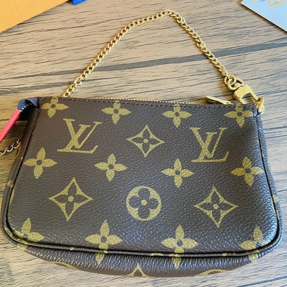 💜🤎🧡authentic Luis Vuitton limited edition mini pochette Xmas bumper cars - Picture 9 of 11